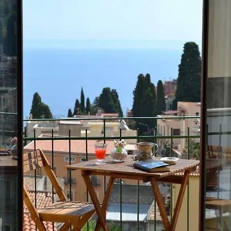 Couette-café Tauromenion 4*